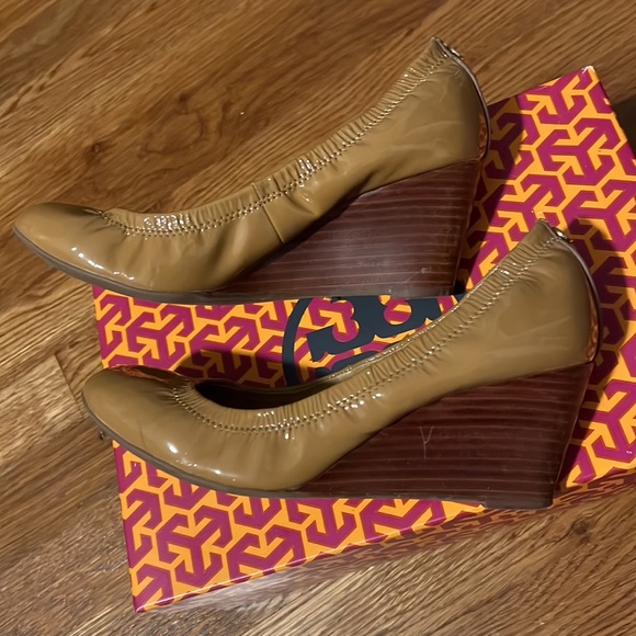 Tory Burch Tan Patent Leather Eddie Wedges, Size 6.5, EUC w/ Box - Picture 5 of 7